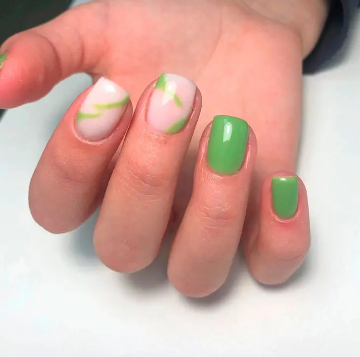 Комбинированный зеленый маникюр на коротких квадратных ногтях