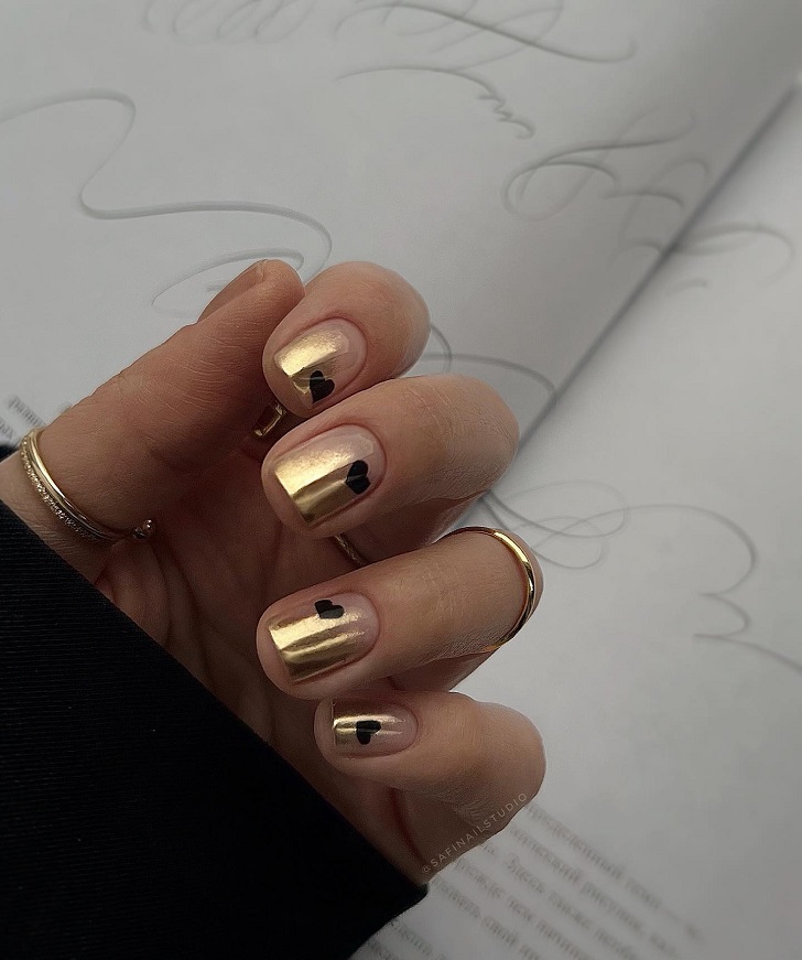 Короткие квадратные ногти с золотым градиентом и черными сердцами