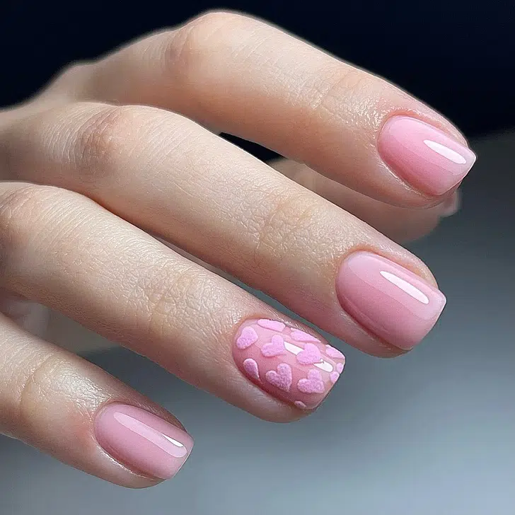 Короткие ногти покрытые розовой базой с объемными сердцами из сахарка