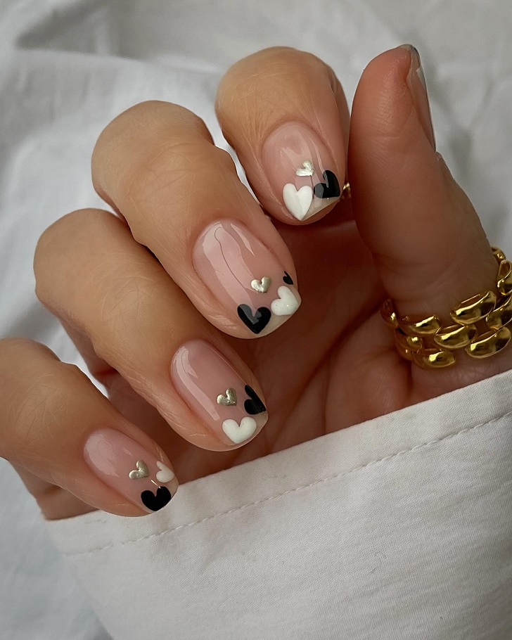 Короткие ногти с дизайном из сердец черного белого и серебряного цветов