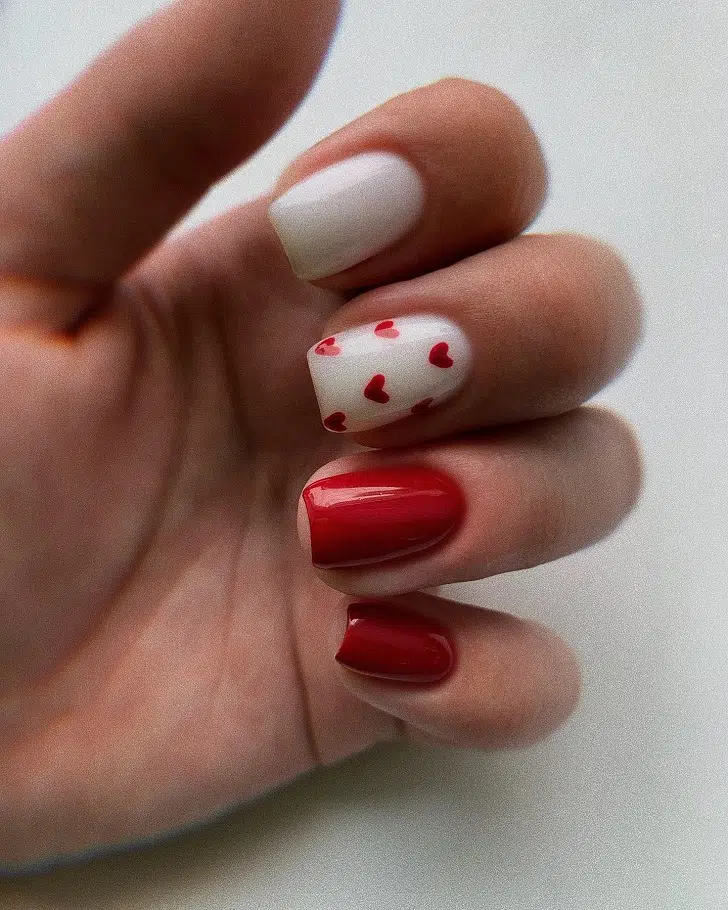 Красно-белый маникюр с сердечками на коротких ногтях