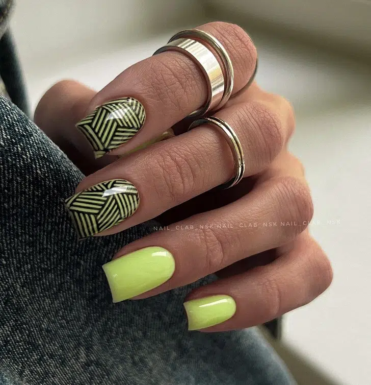Квадратные ногти лаймового цвета с геометричным дизайном