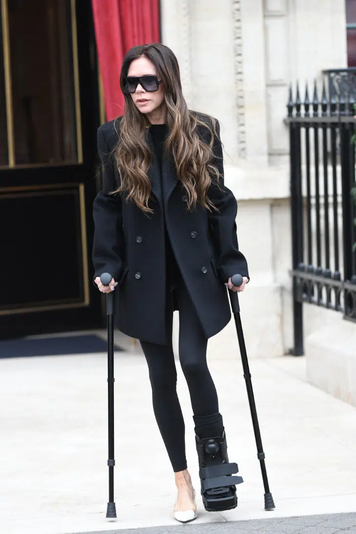 Виктория Бекхэм в коротком пальто и леггинсах на улицах Парижа
