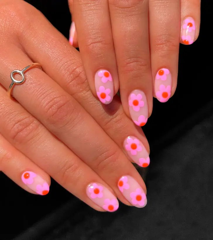 Маникюр с розовыми цветами на овальных ногтях
