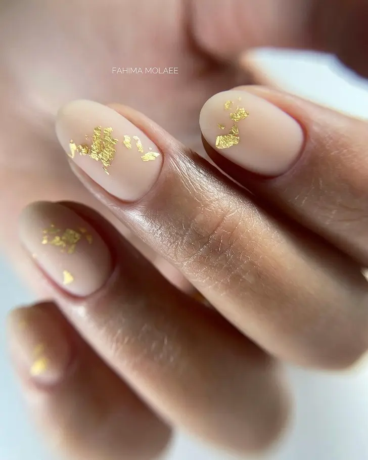 Матовые овальные ногти с золотой фольгой