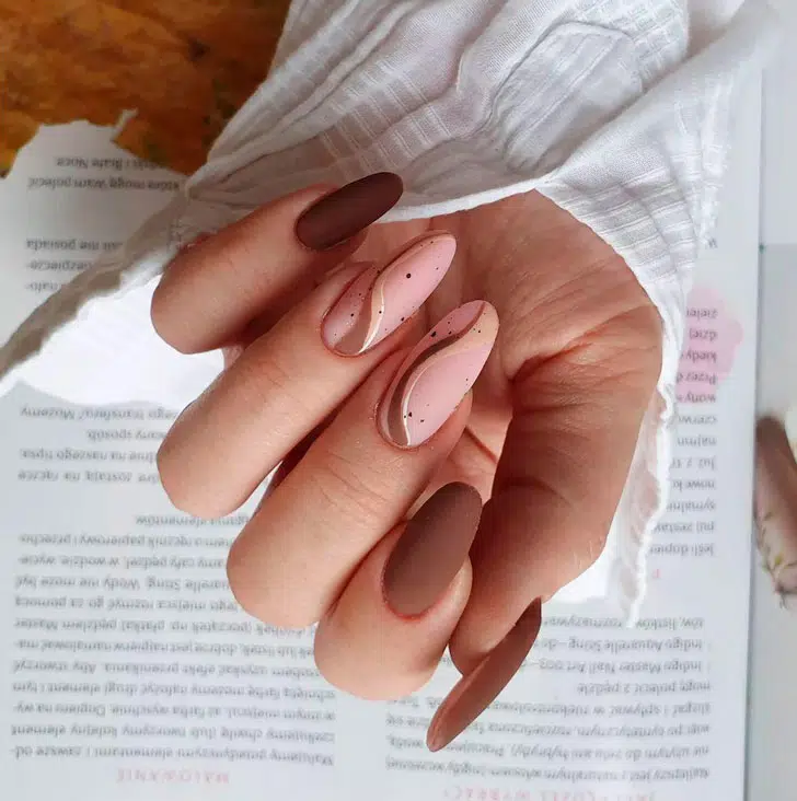 Матовый коричневый маникюр с завитками на длинных овальных ногтях