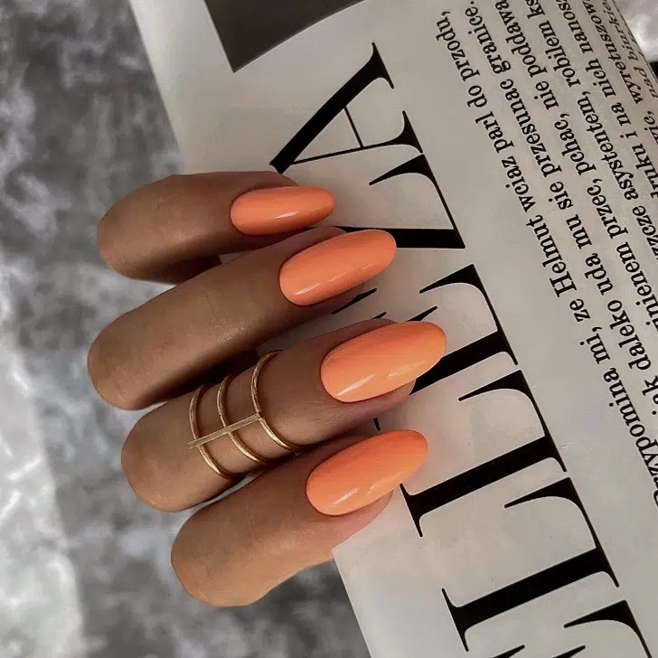 Миндальной формы ногти персикового цвета