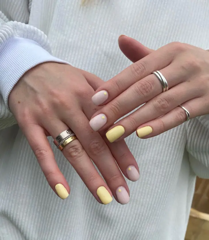 Минималистичный желтый маникюр на коротких квадратных ногтях
