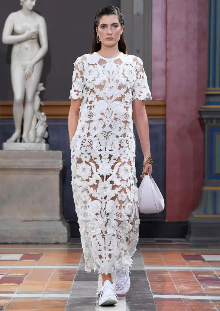 Модель в длинном платье и белых кроссовках от Valentino