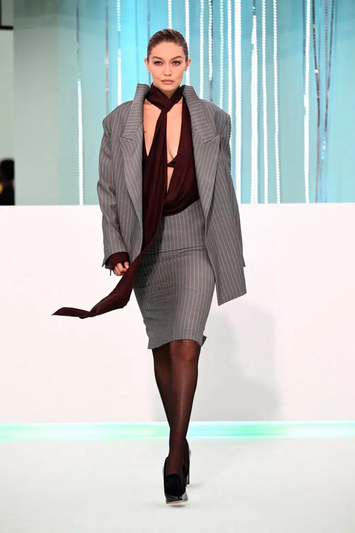 Модель в сером костюме с юбкой карандаш в полоску от Hugo Boss