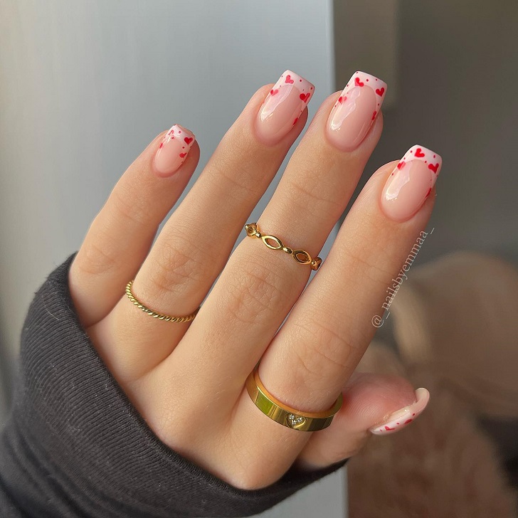 Нежно-розовый френч с красными сердцами на квадратных ногтях