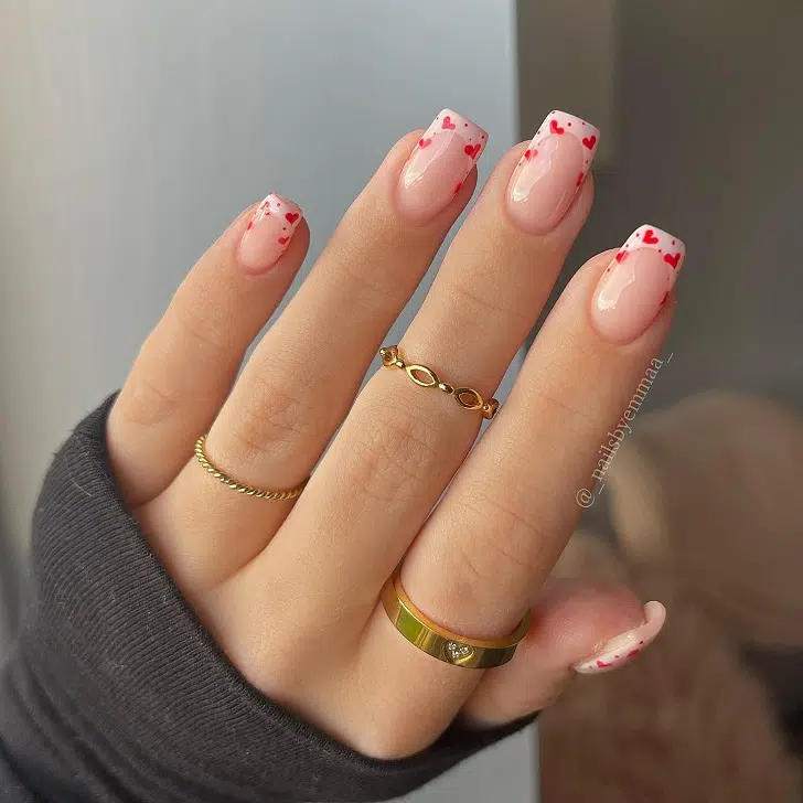 Нежно-розовый френч с красными сердцами на квадратных ногтях