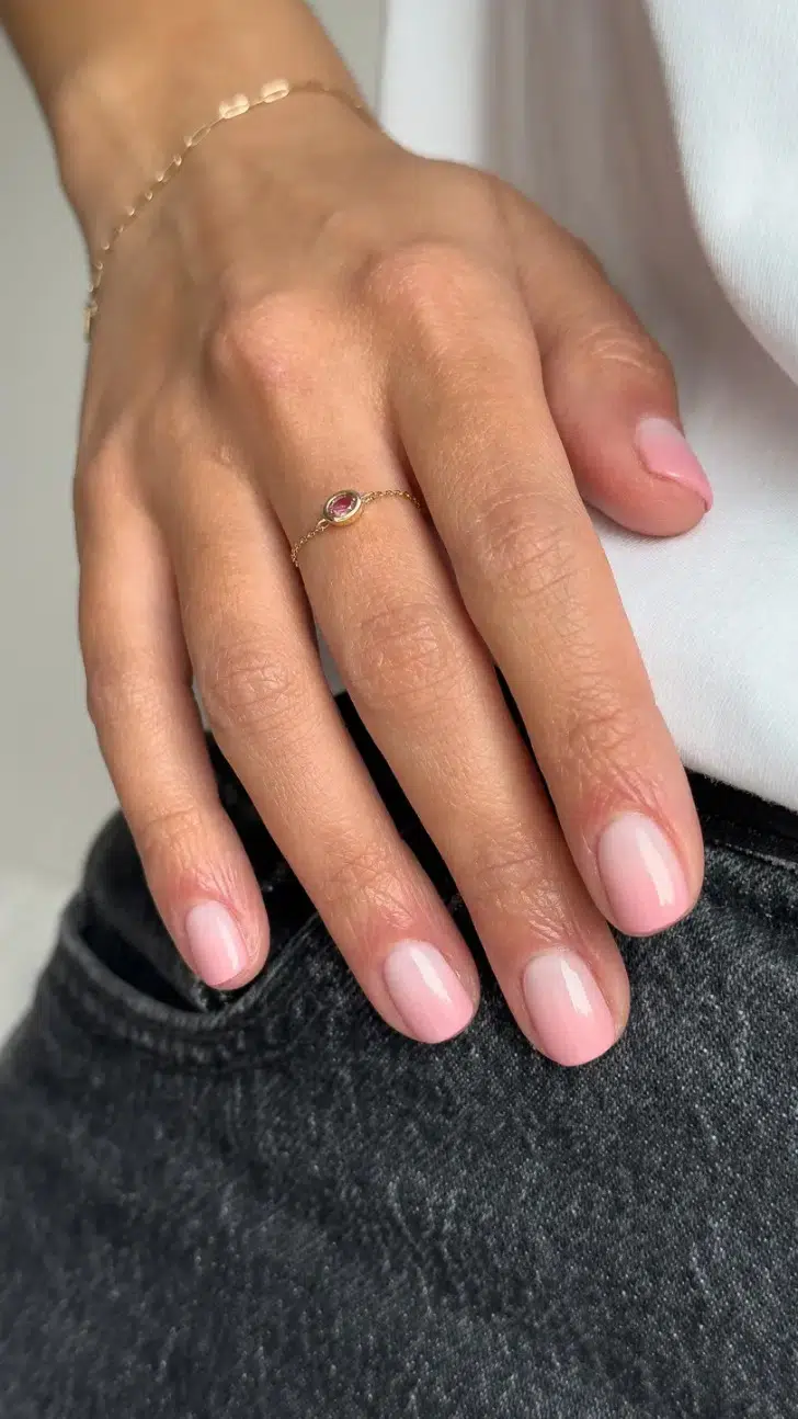Нежное розовое омбре на коротких натуральных ногтях