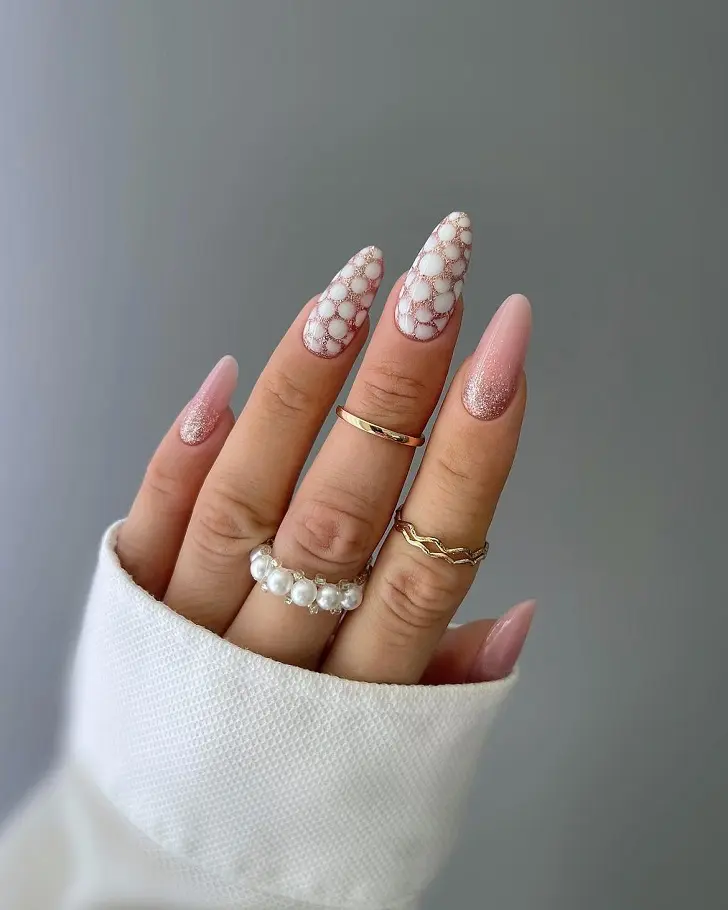 Нюдовые миндалевидные ногти с блестками и белыми кругами