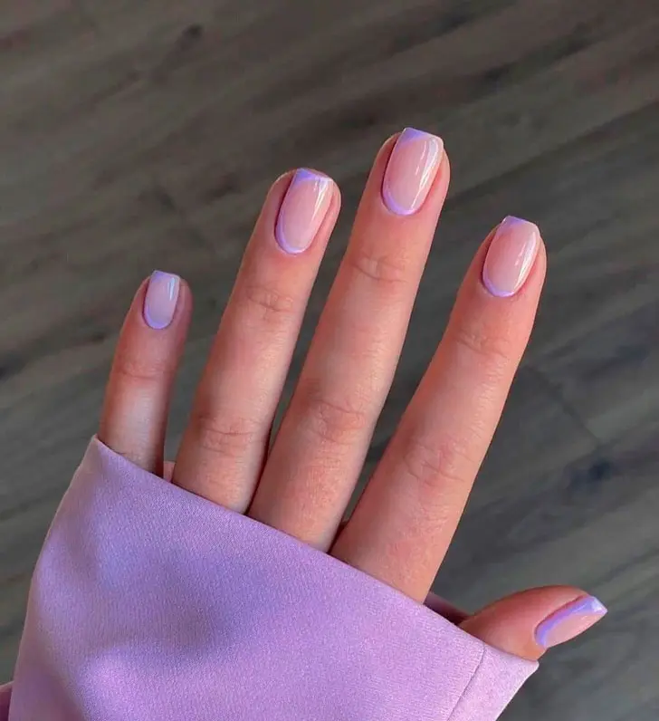 Обновленный фиолетовый френч на коротких квадратных ногтях