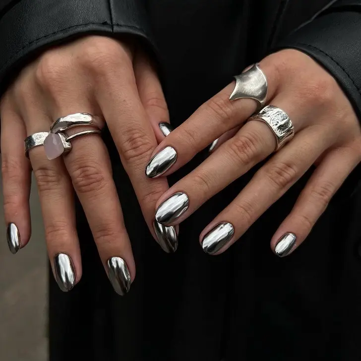 Овальные ногти с металлизированным покрытием