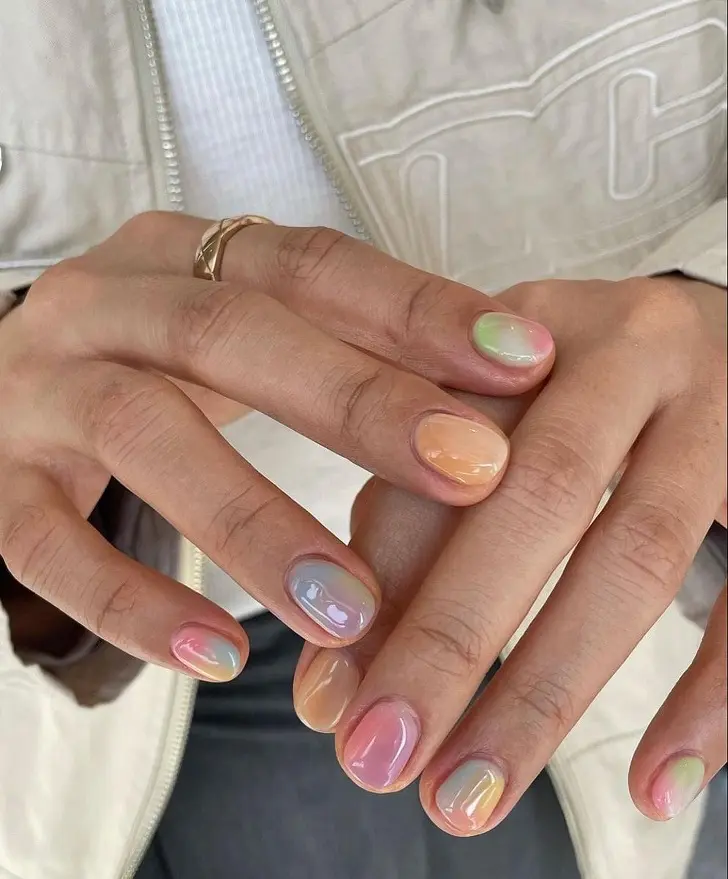 Овальные ногти с разноцветным градиентом