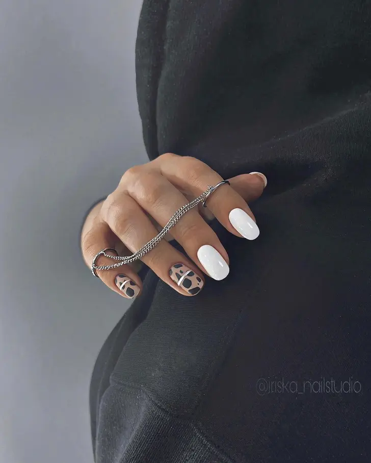 Овальные ногти с сочетанием в дизайне белого и анимал принта