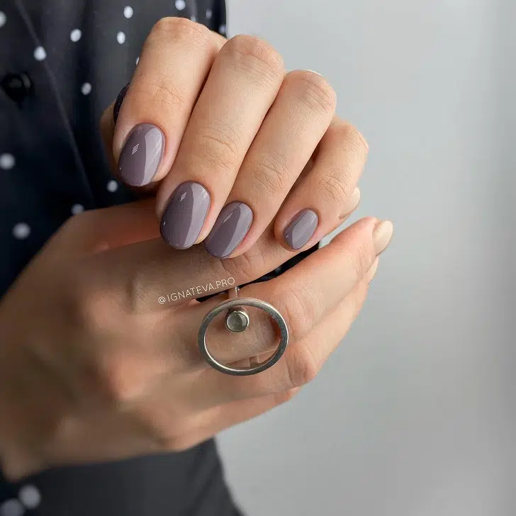 Овальные ногти серо лилового цвета