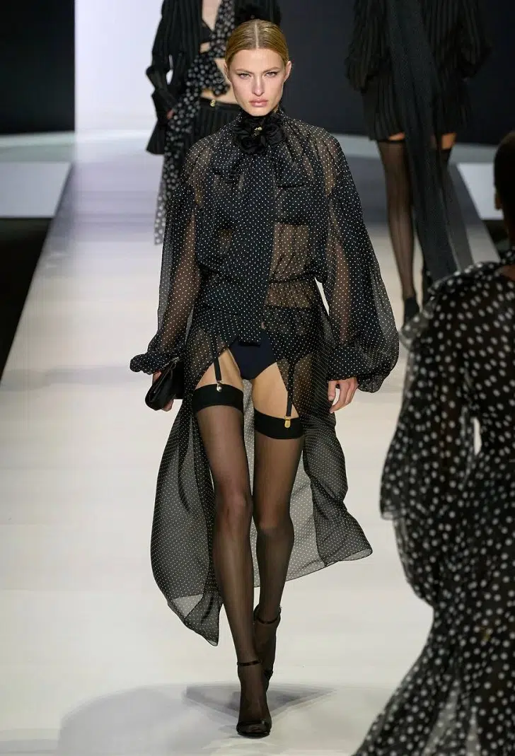 Платье в горох с разрезом от Dolce&Gabbana