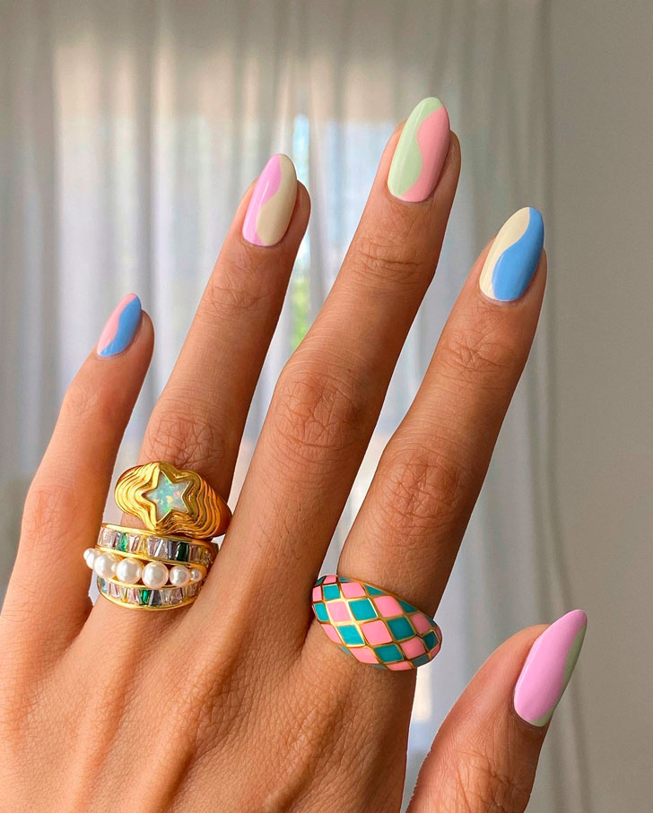 Разноцветный пастельный маникюр на овальных ногтях средней длины