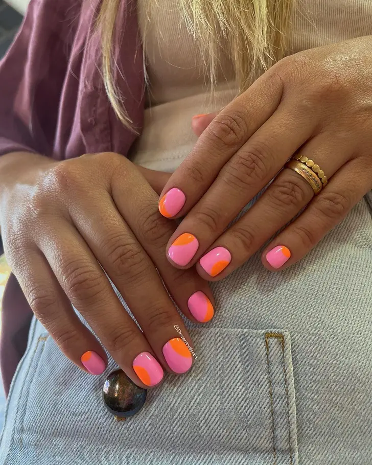 Розовый маникюр с оранжевым дизайном на коротких ногтях