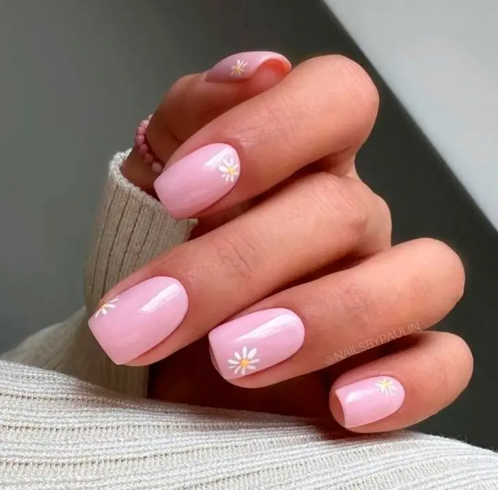 Розовый маникюр с ромашками на квадратных ногтях средней длины