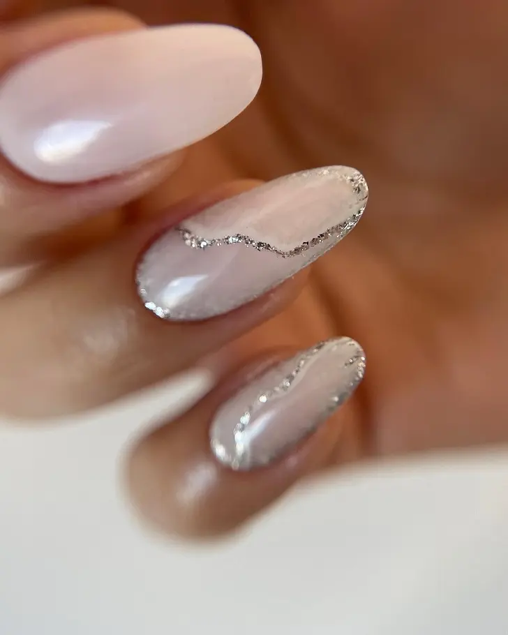Серебряный мрамор на миндалевидных ногтях