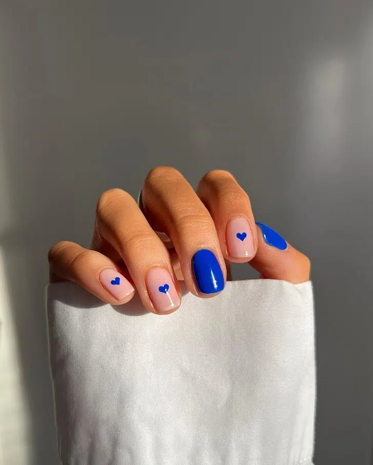 Синий маникюр с сердечками на коротких ногтях