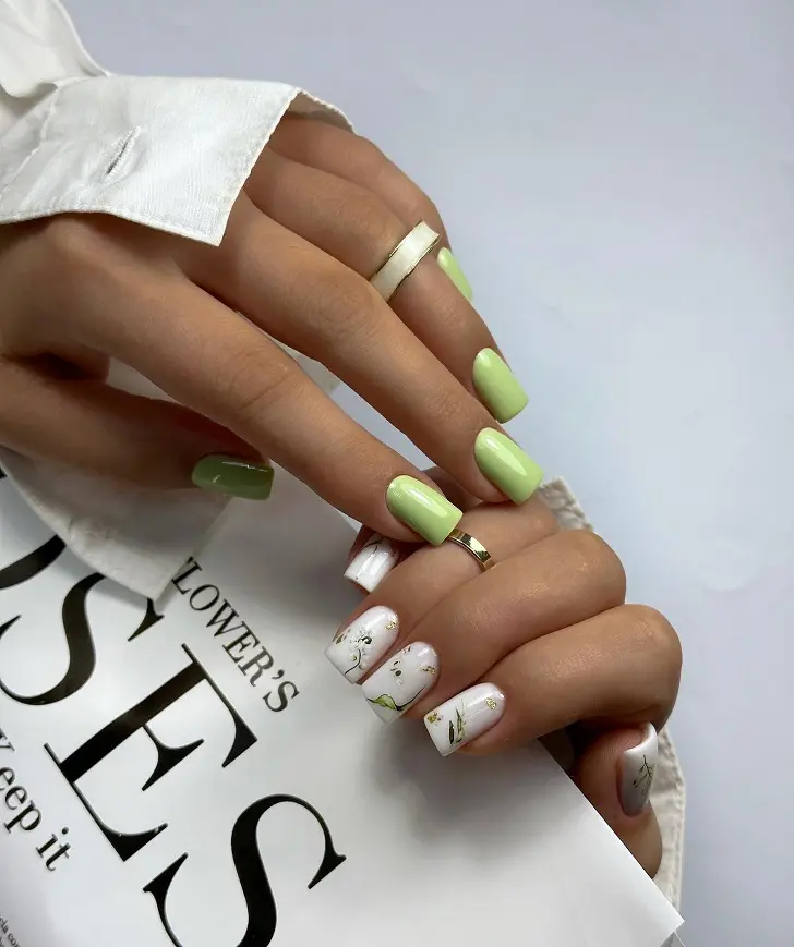 Светло-зеленые ногти с весенним цветочным дизайном на квадратную форму