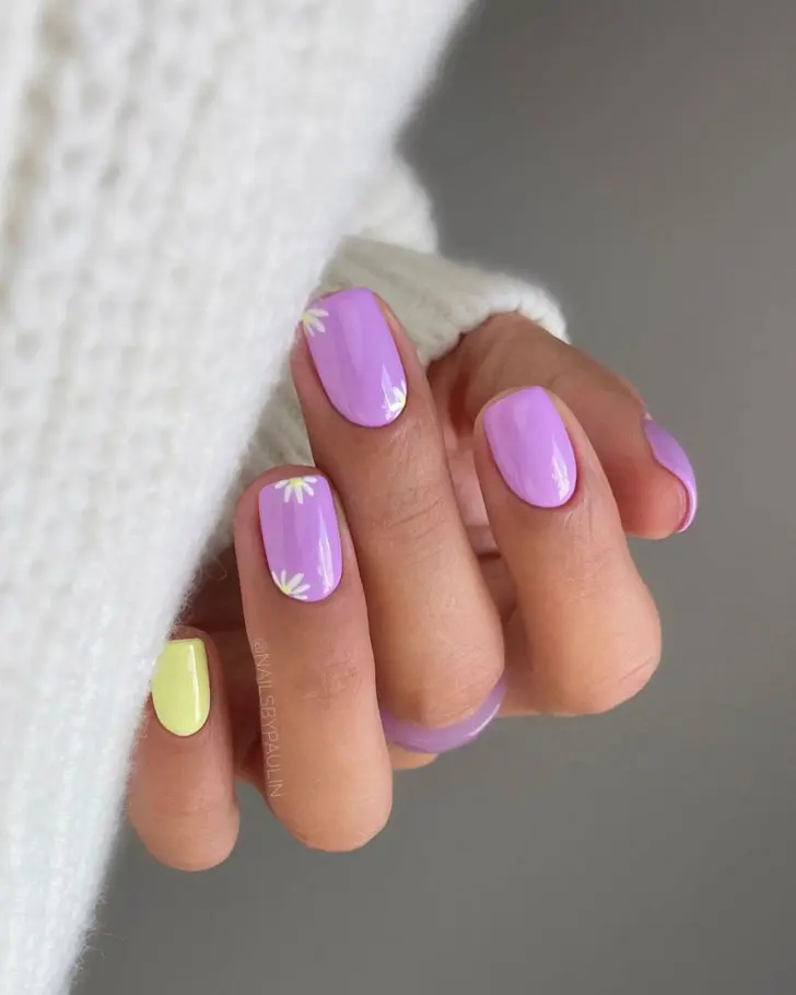 Весенний фиолетовый маникюр с цветами на коротких квадратных ногтях