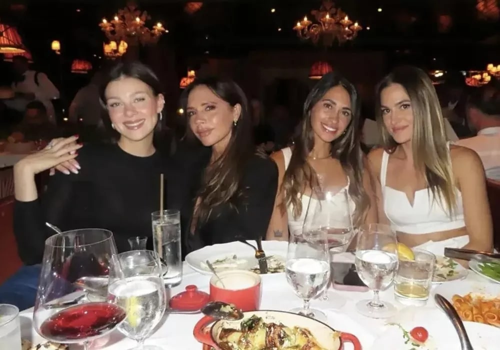 Виктория Бекхэм с друзьями на ужине в ресторане