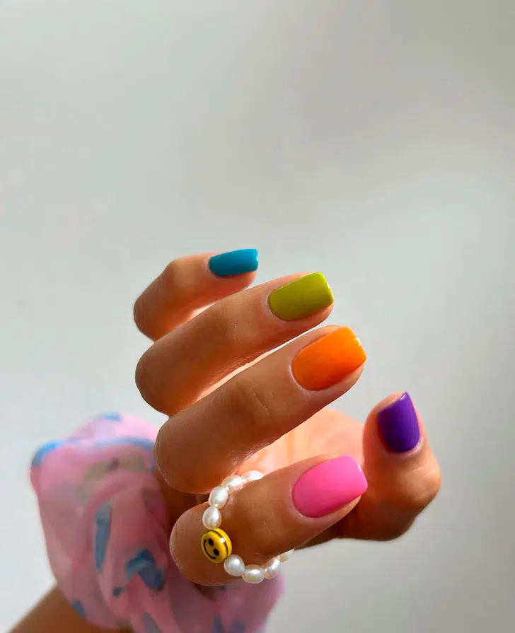 Яркий разноцветный маникюр на коротких квадратных ногтях