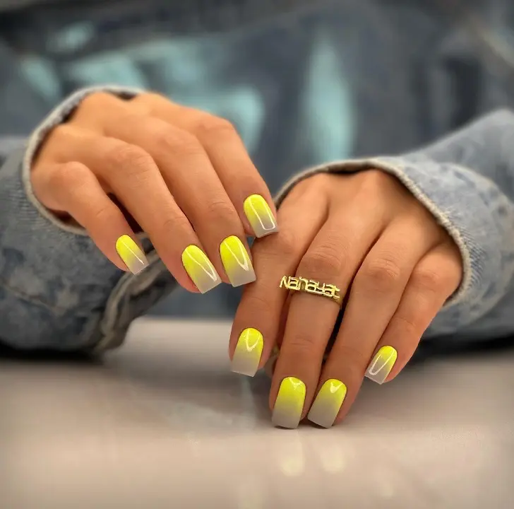 Яркий желто-серый градиент на квадратных ногтях