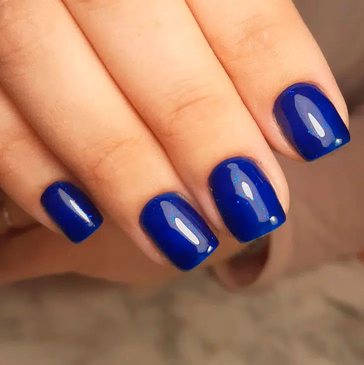 Ярко синий маникюр на квадратный ногтях средней длины