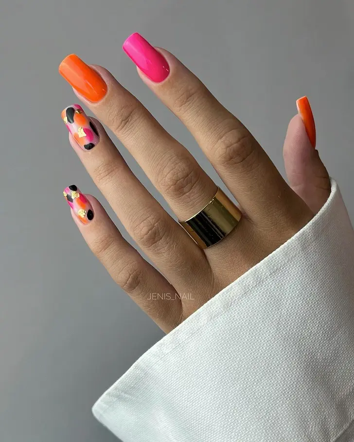 Яркое сочетание оранжевого и розового с абстракцией на квадратных ногтях