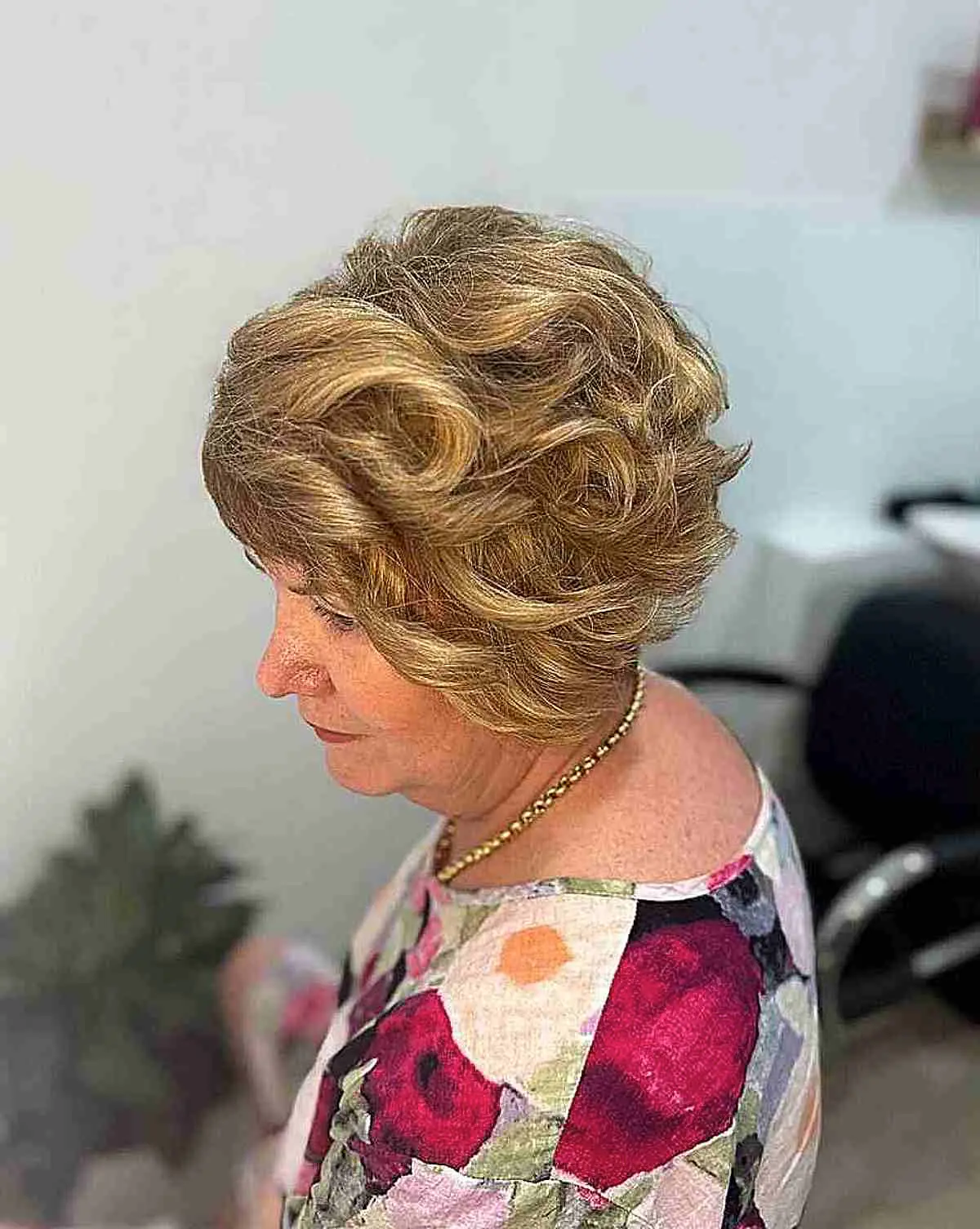 Женщина со стрижкой пикси боб на волнистых волосах
