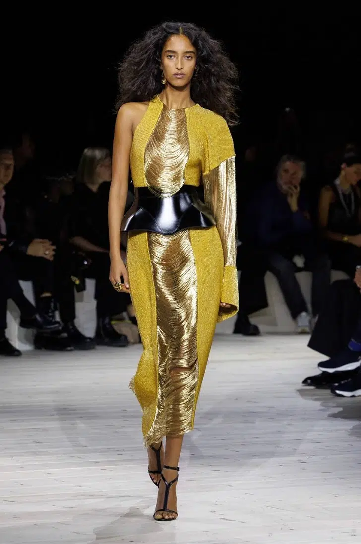 Золотое платье с черной баской от Alexander McQueen