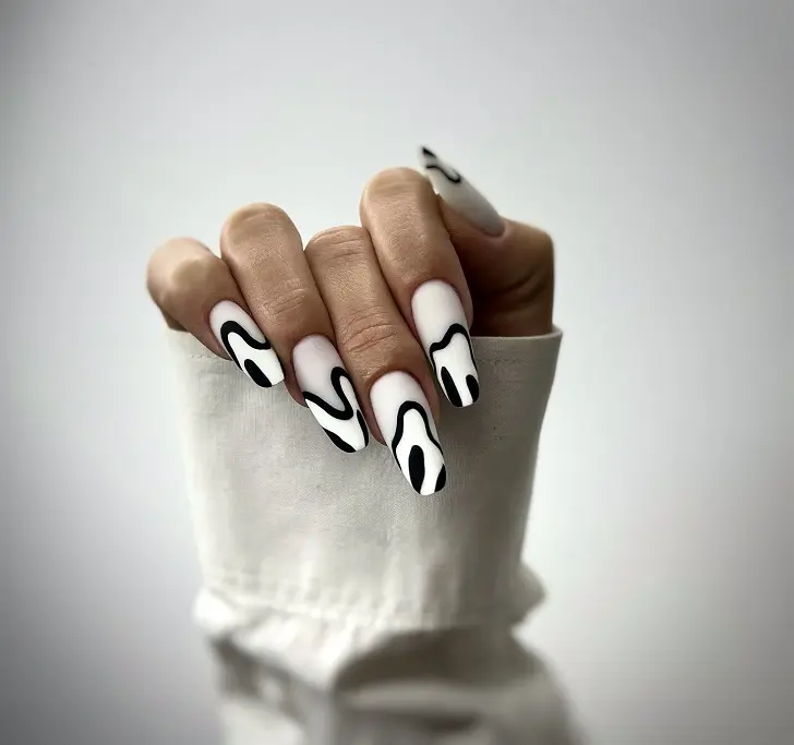 Абстрактный черно-белый дизайн на длинных овальных ногтях