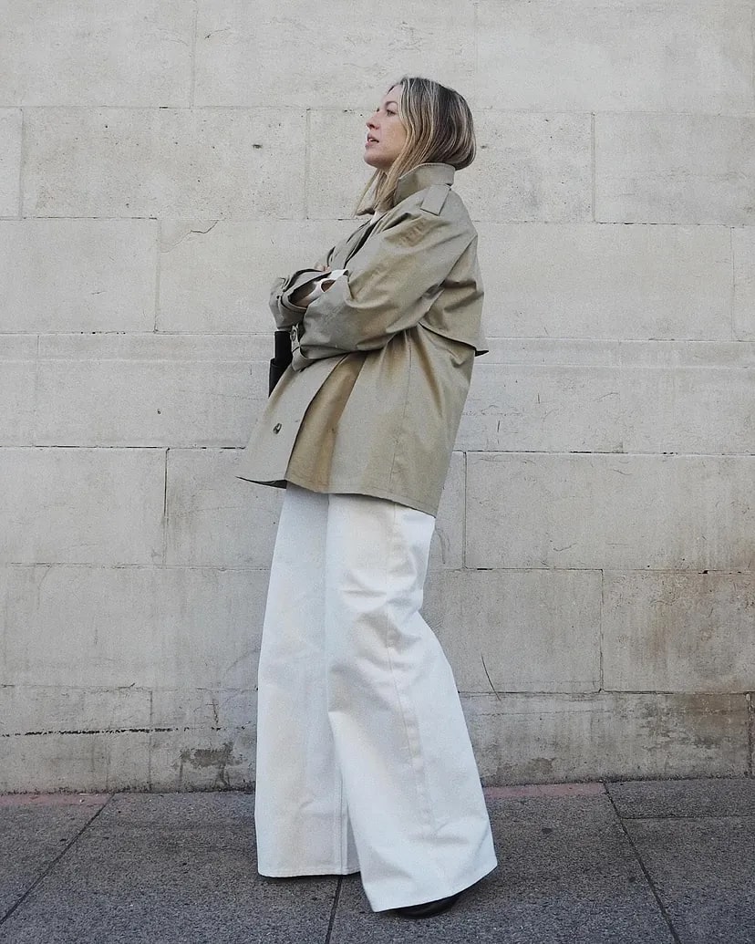 Алексис Фореман в белых широких брюках и классическом укороченном тренче