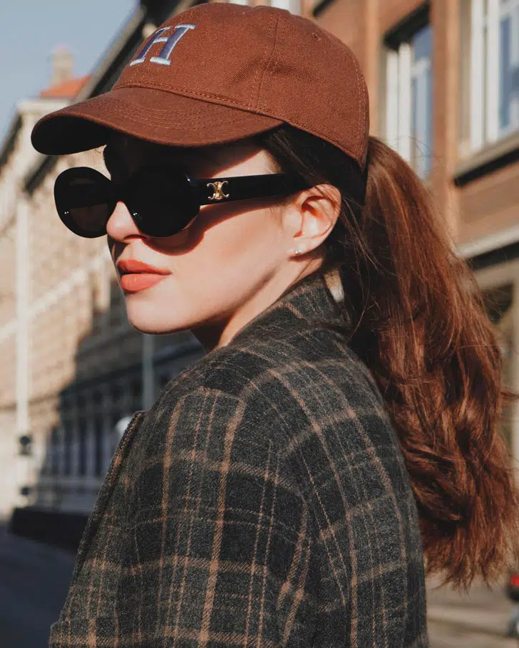 Девушка в кепке и модных солнцезащитных очках от Céline