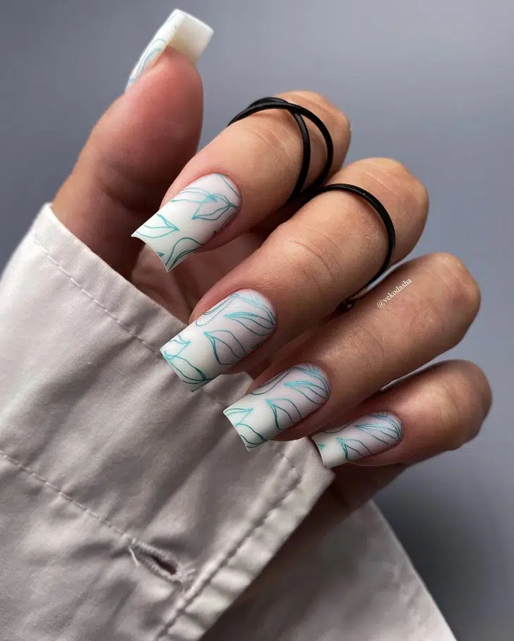 Длинные квадратные ногти с бирюзовым флористическим стемпингом