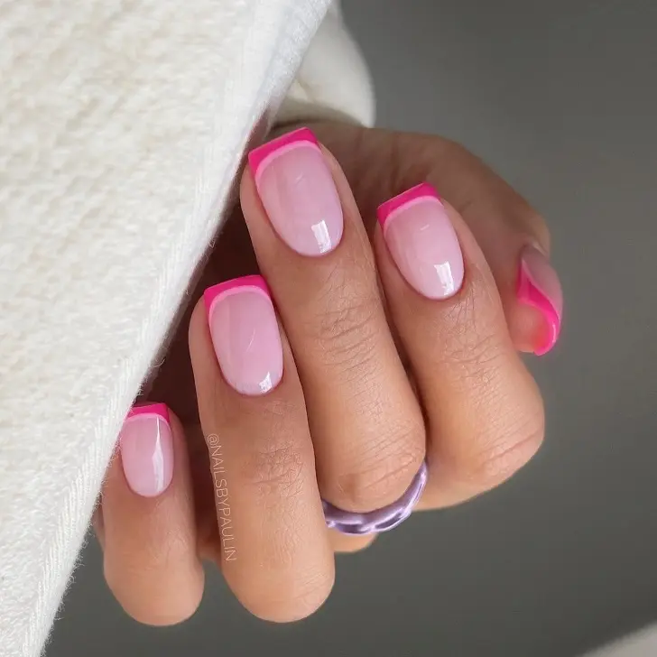 Двойной розовый френч на ногтях формы мягкий квадрат