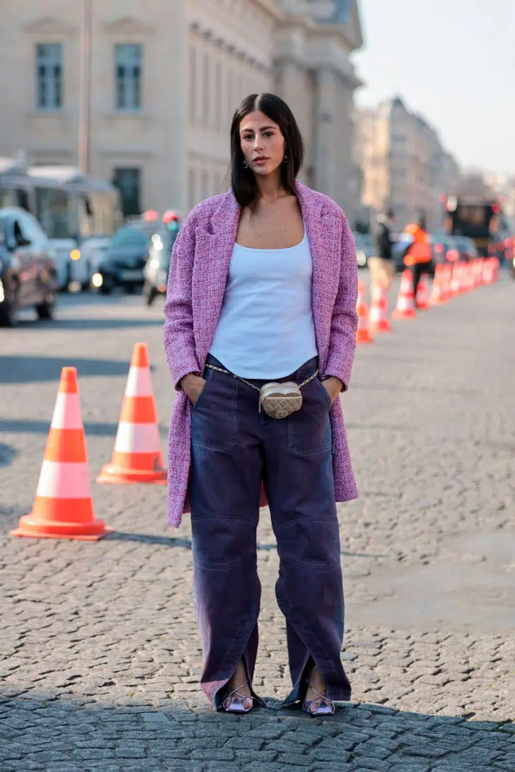 Джильда Амбросио в фиолетовых джинсах карго и розовом пальто