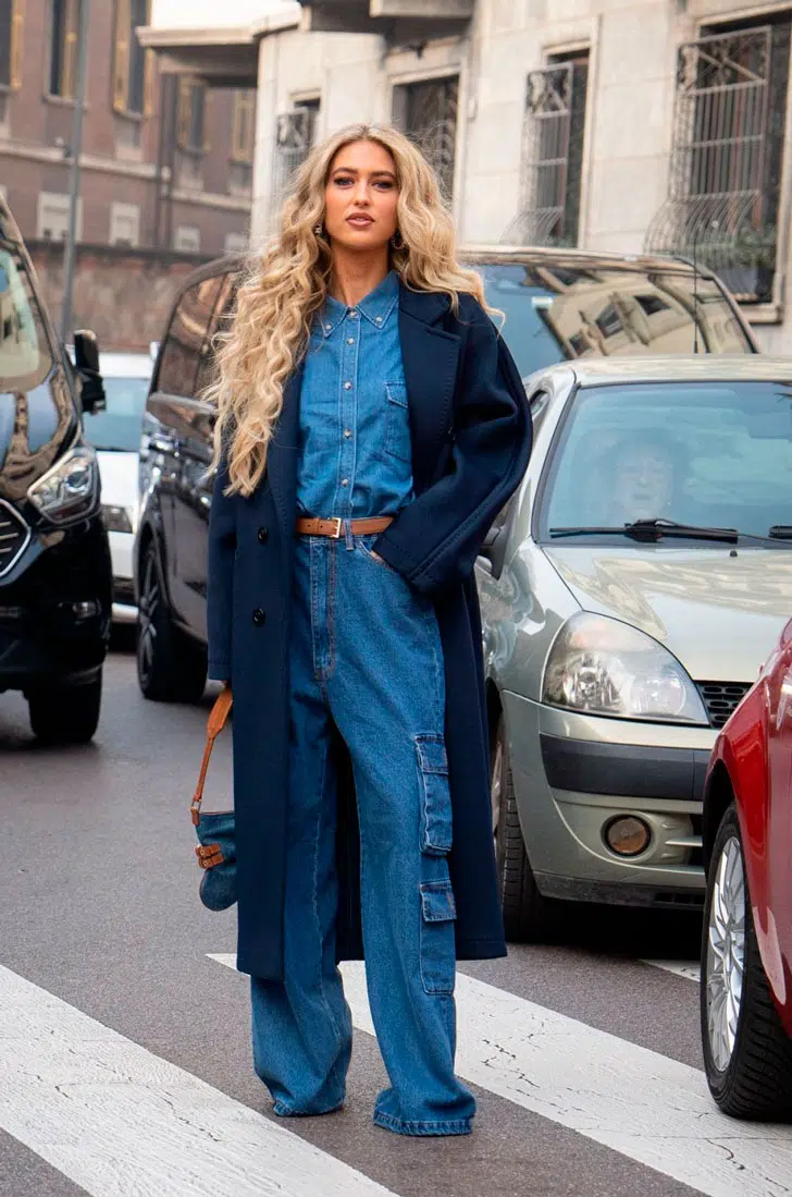 Эмили Синдлев в широких джинсах карго и длинном пальто