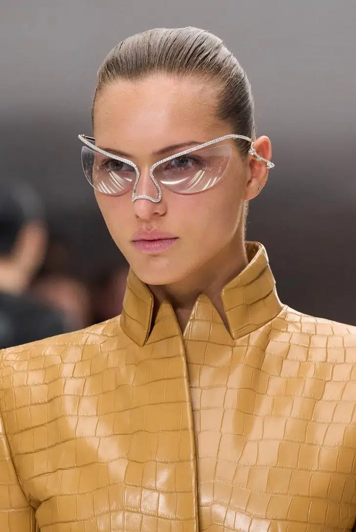 Фантазийные очки спортивной формы с тонкими душками от Fendi