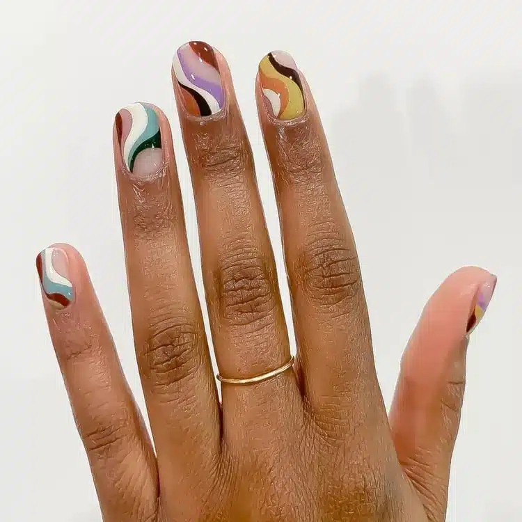 Глянцевый маникюр с разноцветными завитками на коротких ногтях