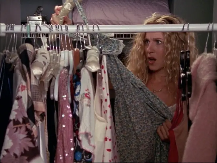 Кадр из фильма СВБГ - девушка перед гардеробом полным вещей