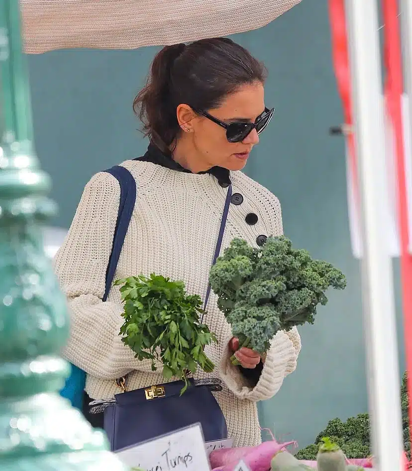 Кэти Холмс покупает зеленые листовые овощи, богатые витамином Е