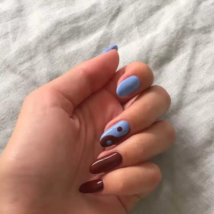 Коричнево-голубой маникюр на овальных ногтях